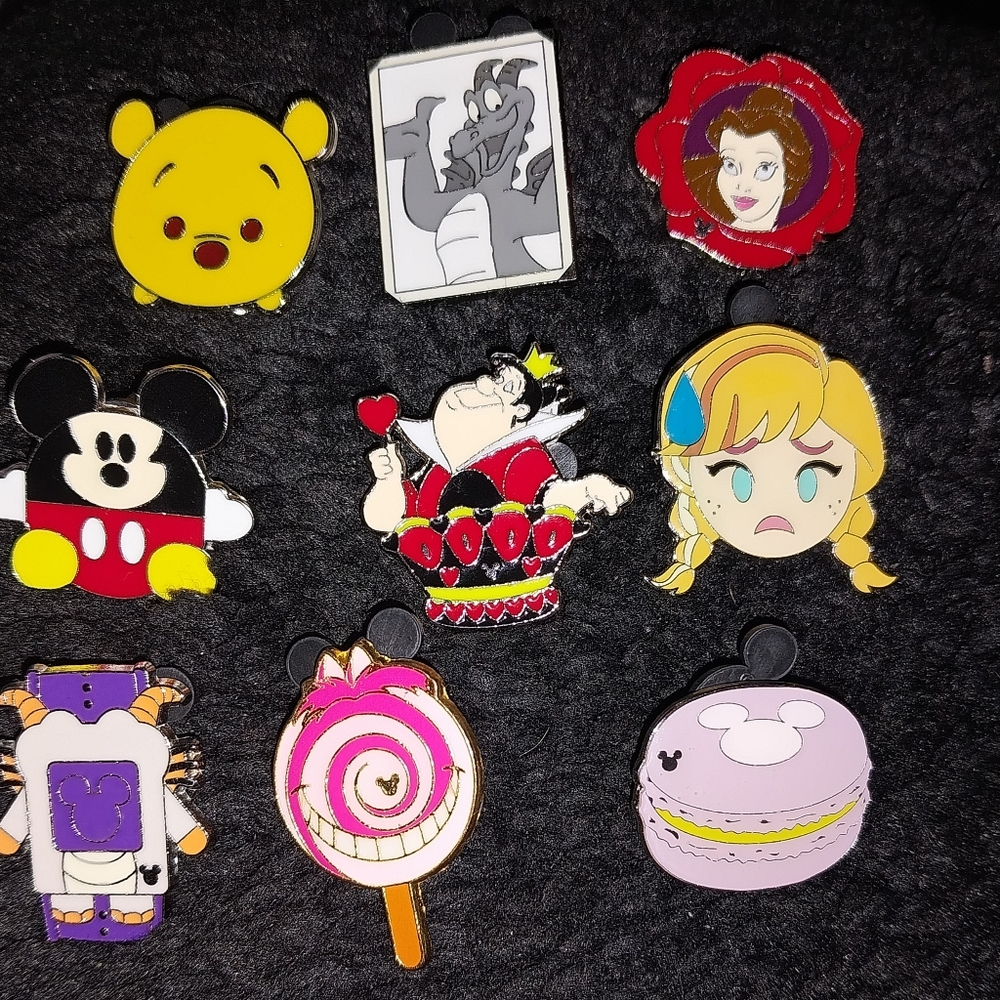 Disney pins character